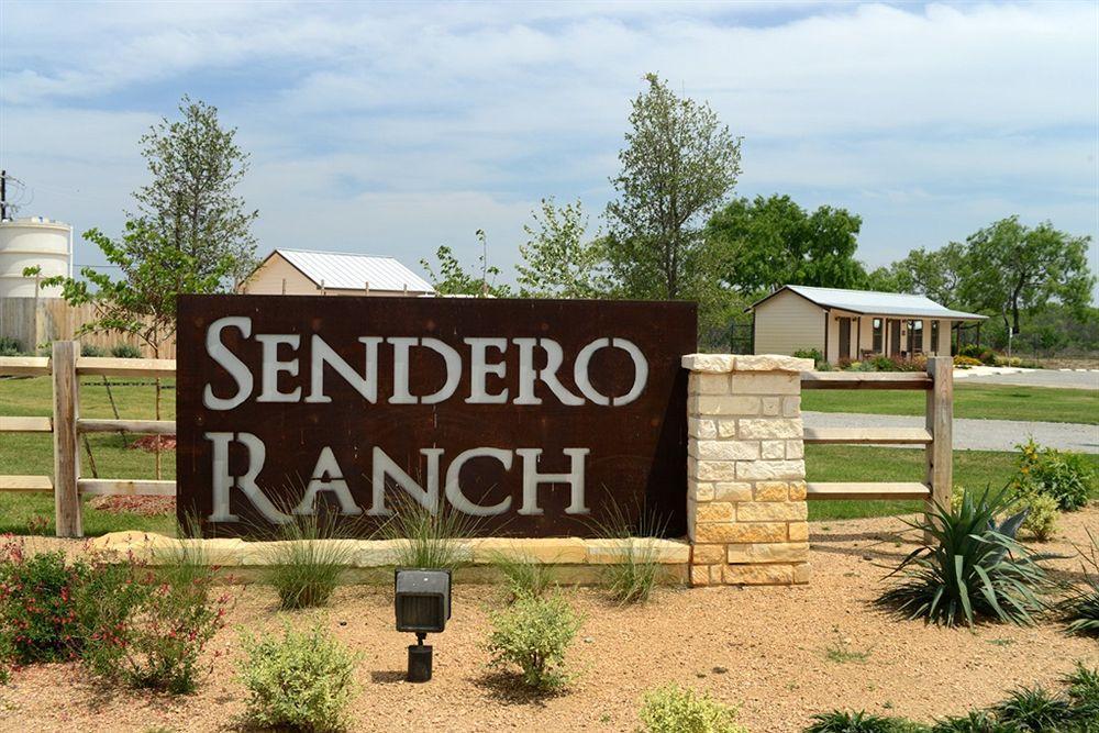 Sendero Ranch Hotel Pearsall Exterior photo