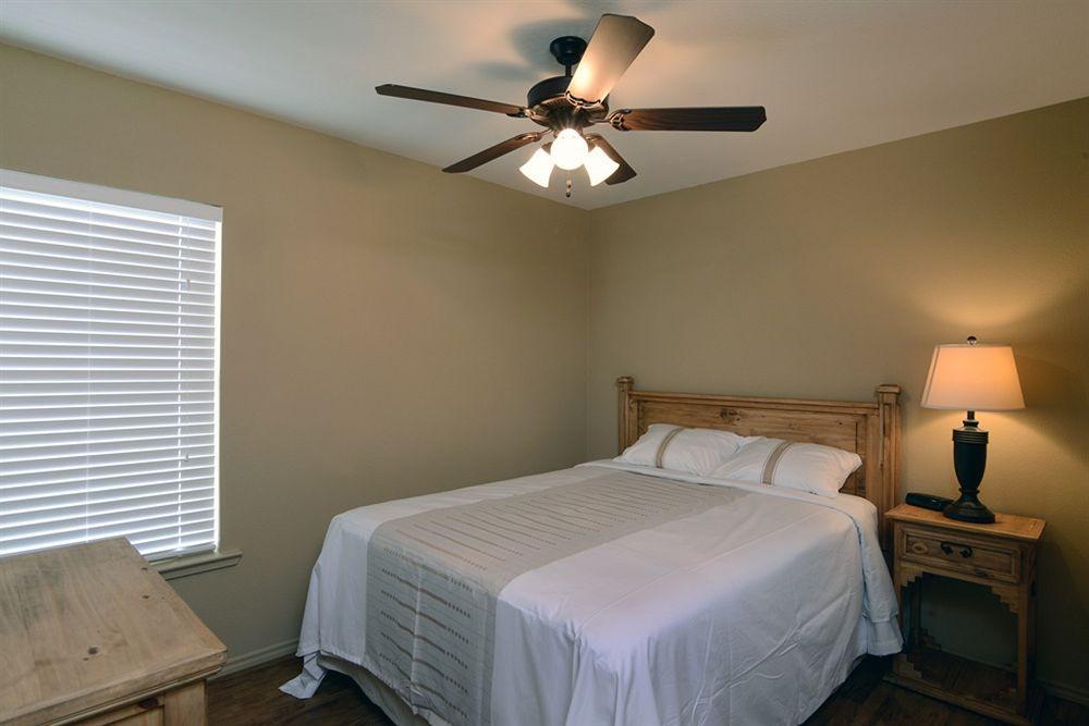 Sendero Ranch Hotel Pearsall Exterior photo